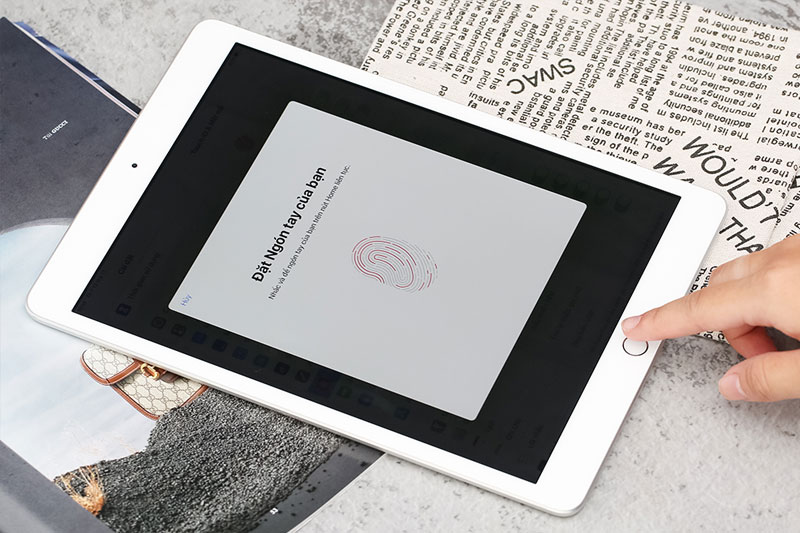 Phím Home tích hợp Touch ID mở khoá nhanh chóng hơn | iPad Gen 8