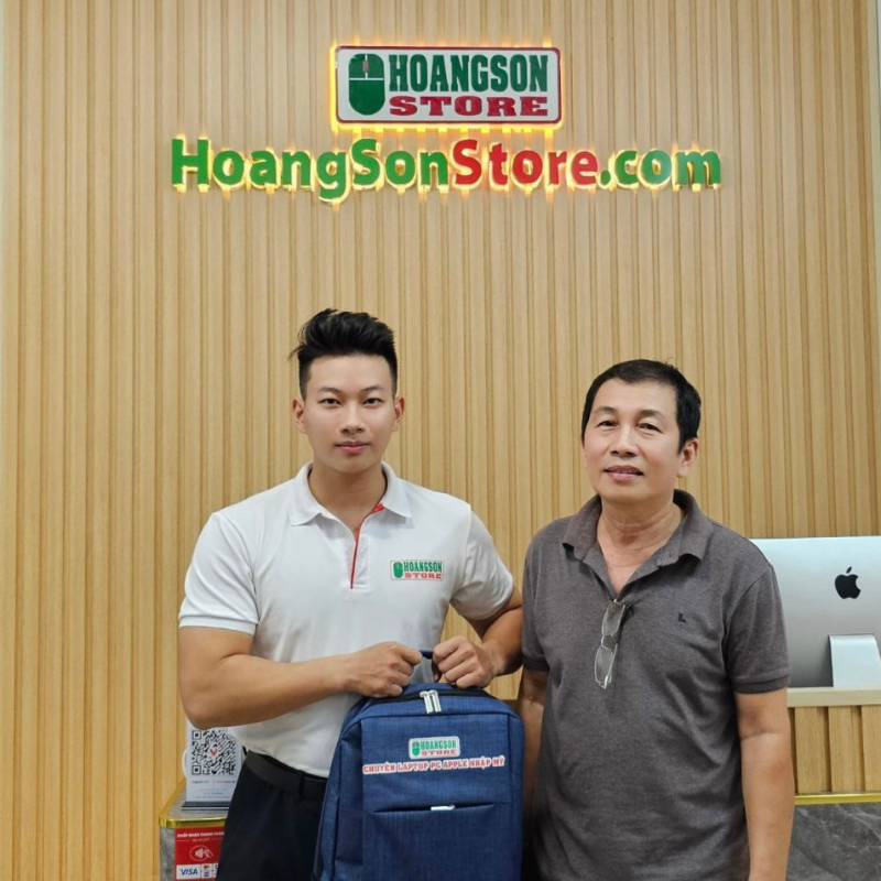Hoàng Sơn Store chụp ảnh lưu niệm cùng khách hàng