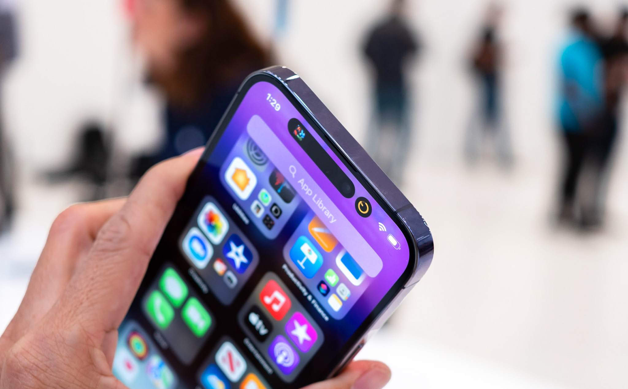 Trên tay iPhone 14 Pro: nghệ thuật che "sẹo" đỉnh cao từ đội R&D của Apple