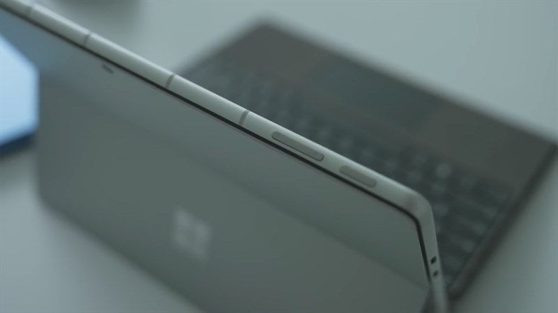 Các góc cạnh của Surface Pro 9 được bo cong mềm mại giúp cầm nắm thoải mái