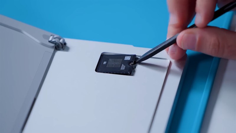 Surface Pro 9 được trang bị RAM 8 GB (tối đa 16 GB) và ổ cứng SSD 256 GB (tối đa 1 TB)